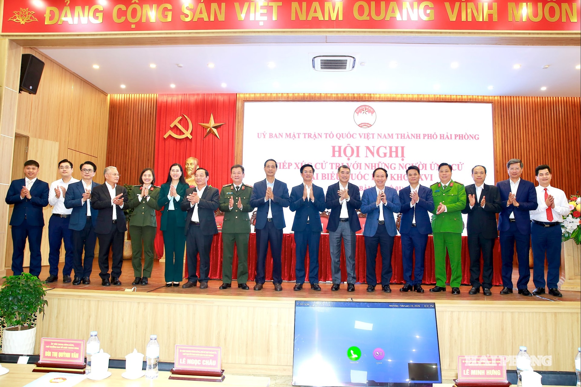 Đồng chí Lê Minh Hưng Ủy viên Bộ Chính trị, Bí thư Trung ương Đảng, Trưởng Ban Tổ chức Trung ương cùng các ứng cử viên đại biểu Quốc hội khóa XVI tại Đơn vị bầu cử số 01 tiếp xúc cử tri